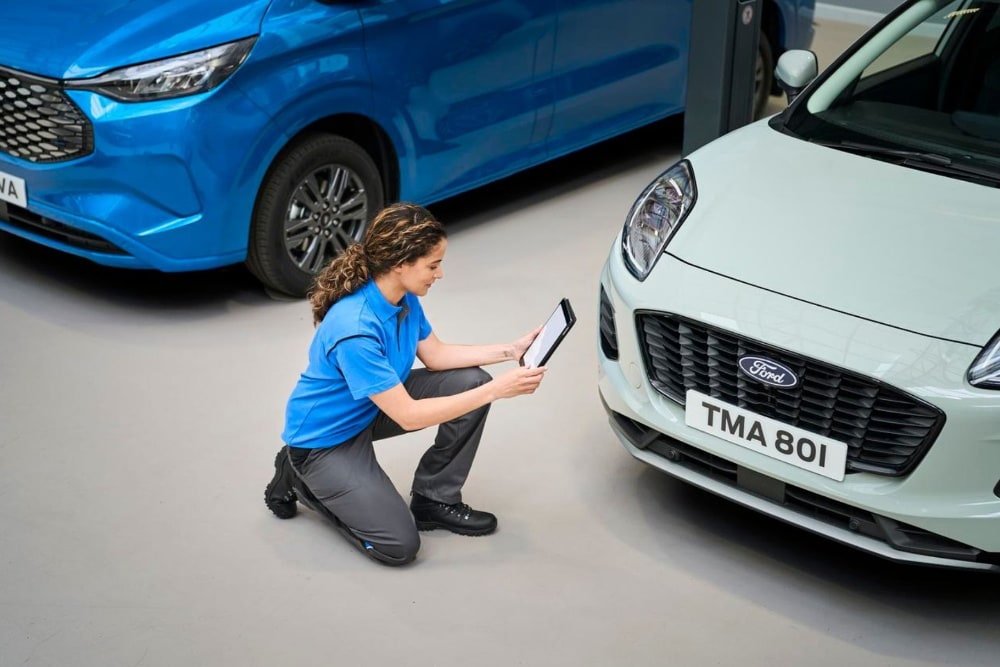 Técnico da Ford verificando a inspeção técnica de um Puma em um tablet
