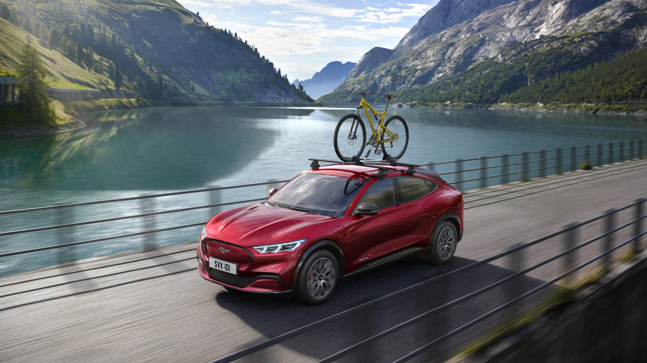 Ford Kuga numa estrada de montanha a transportar uma bicicleta 
