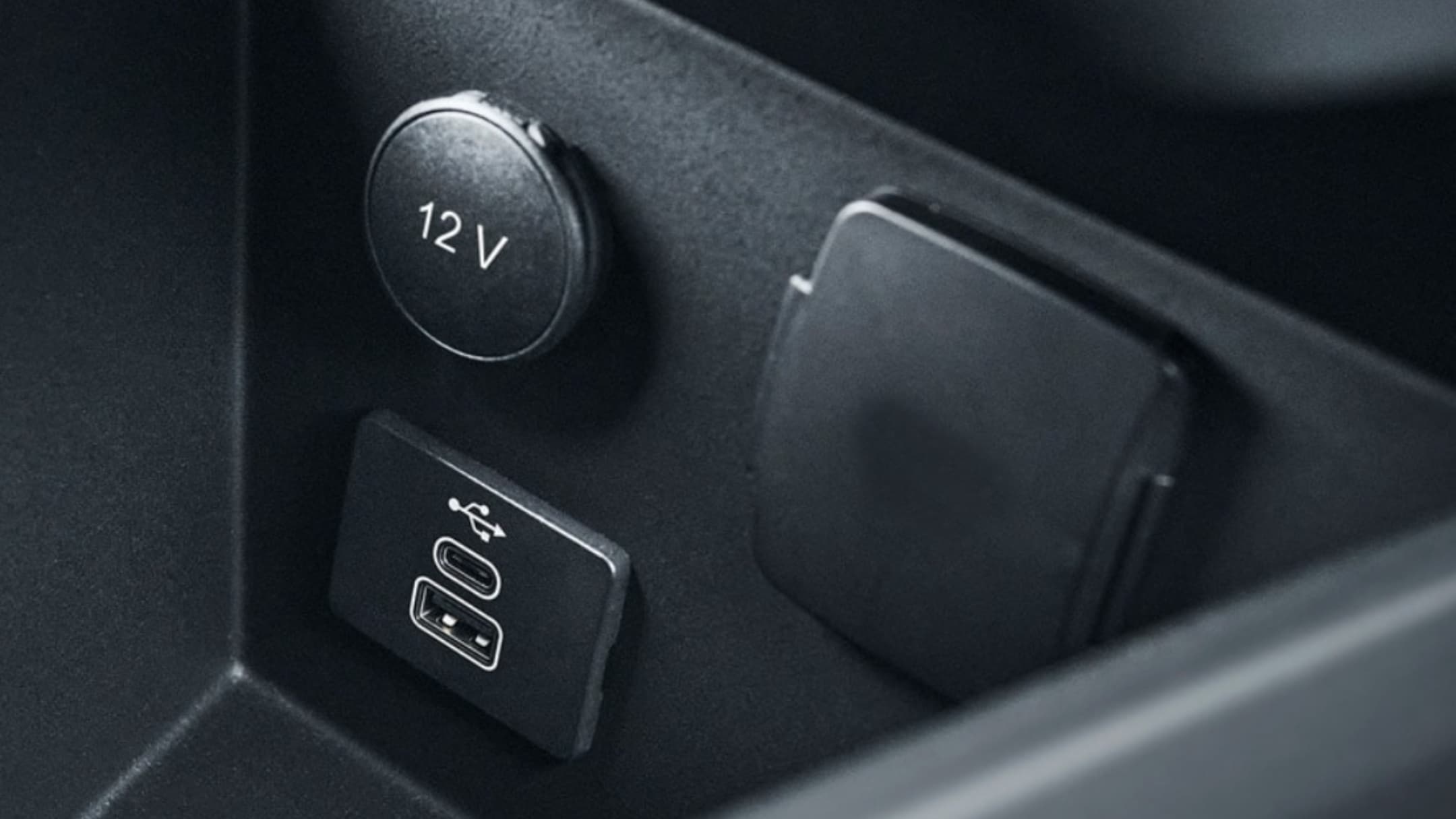 Ford E-Tourneo Courier Portas USB