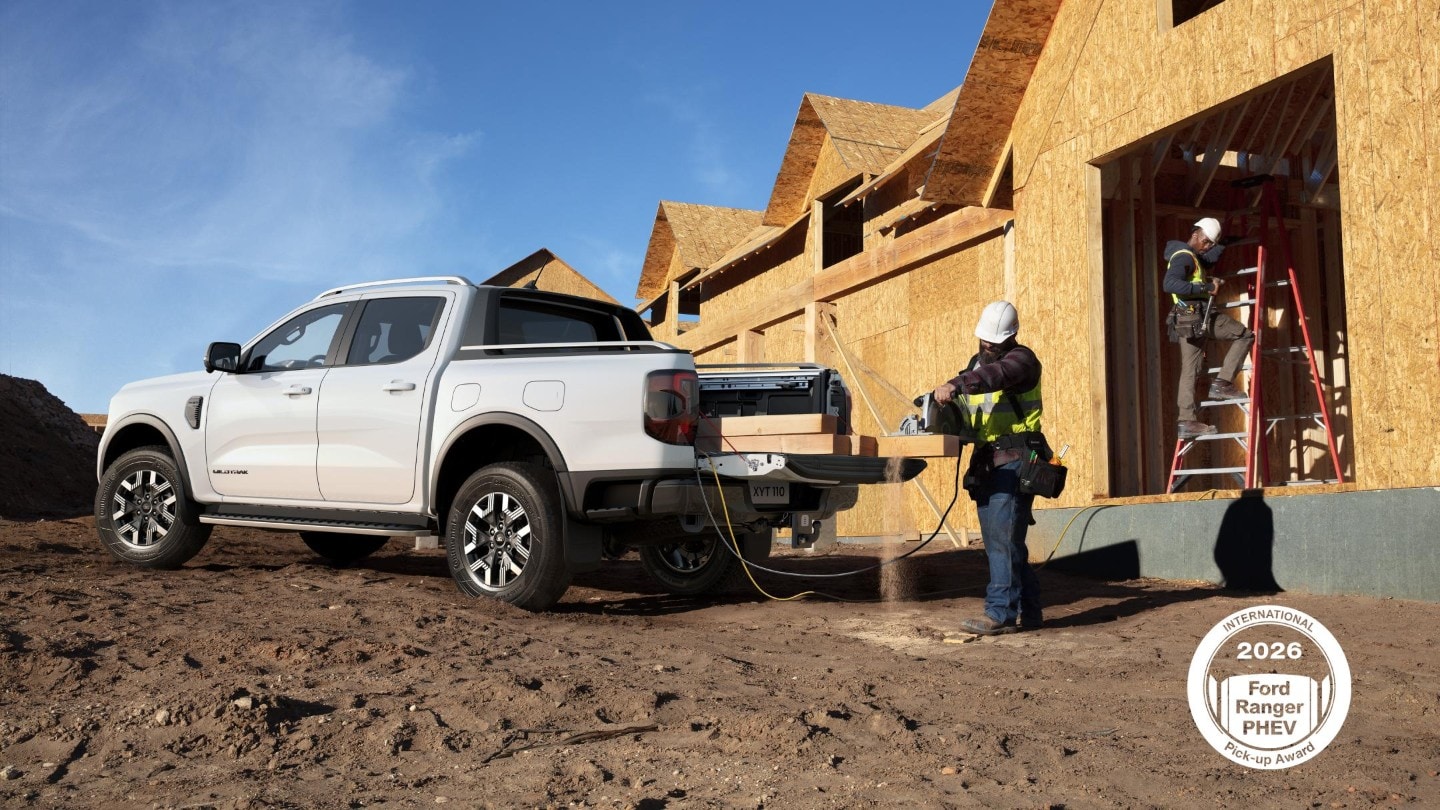 Homem usando ferramentas em uma obra sobre o Ranger PHEV