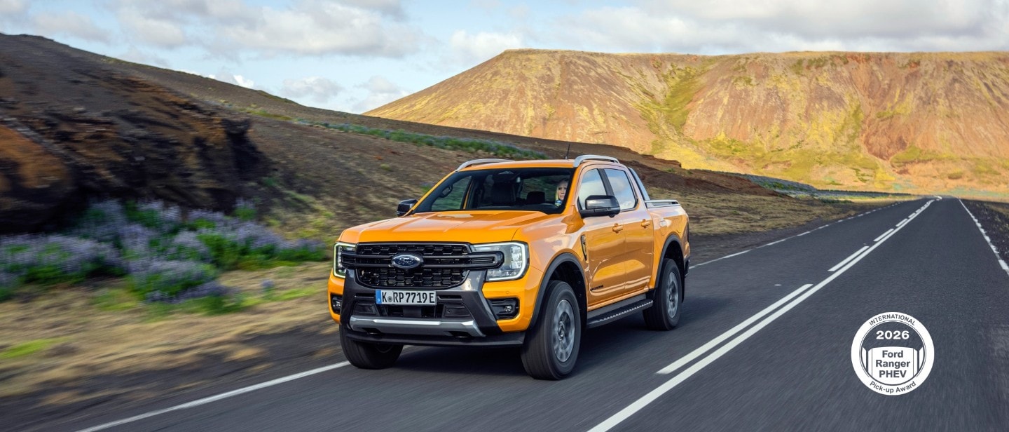Ford Ranger cinzento a circular numa estrada. 
