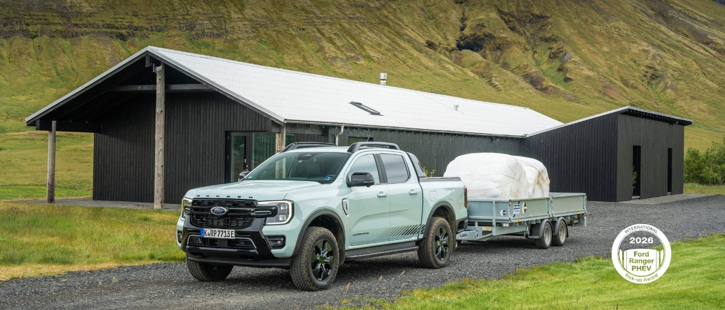Ford Ranger com carga num armazém. 