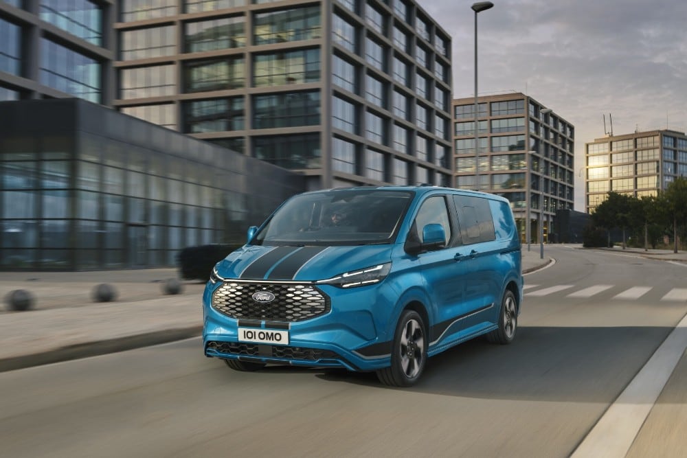 Nova E-Transit Custom em azul na estrada