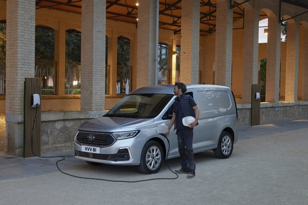 Homem a carregar a Tranist Connect