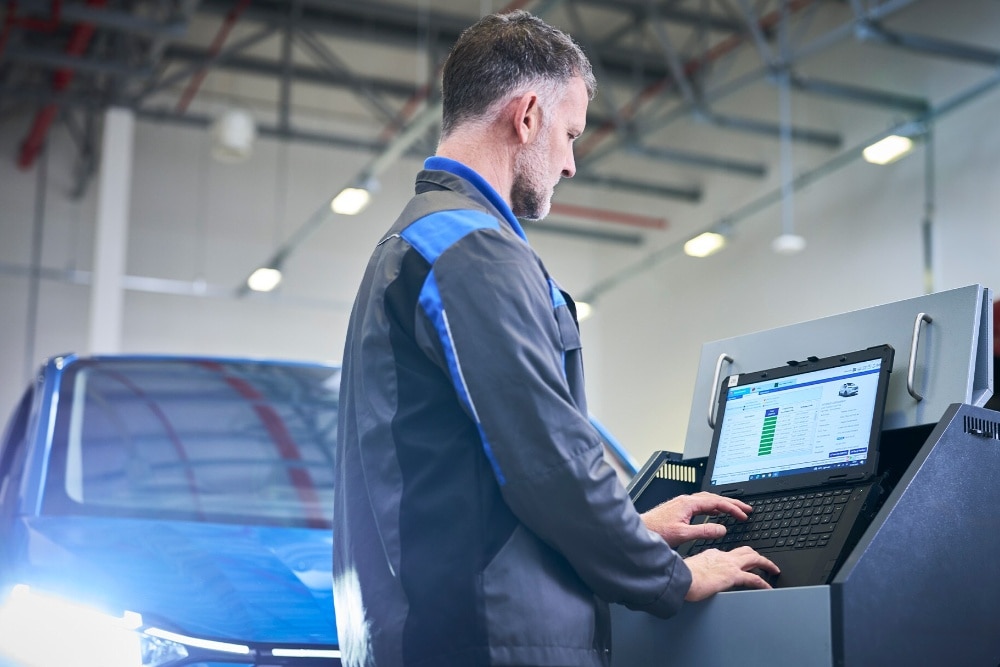 Mulher a ir buscar uma carrinha de substituição