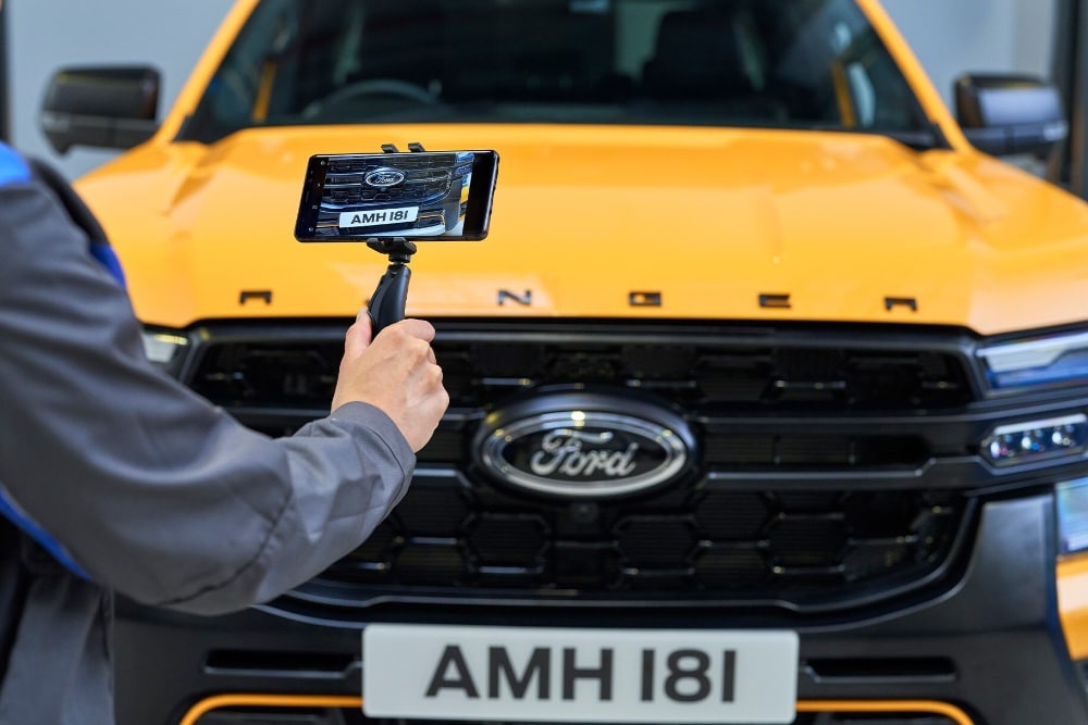 Mecânico da Ford a usar o Ford Video Check