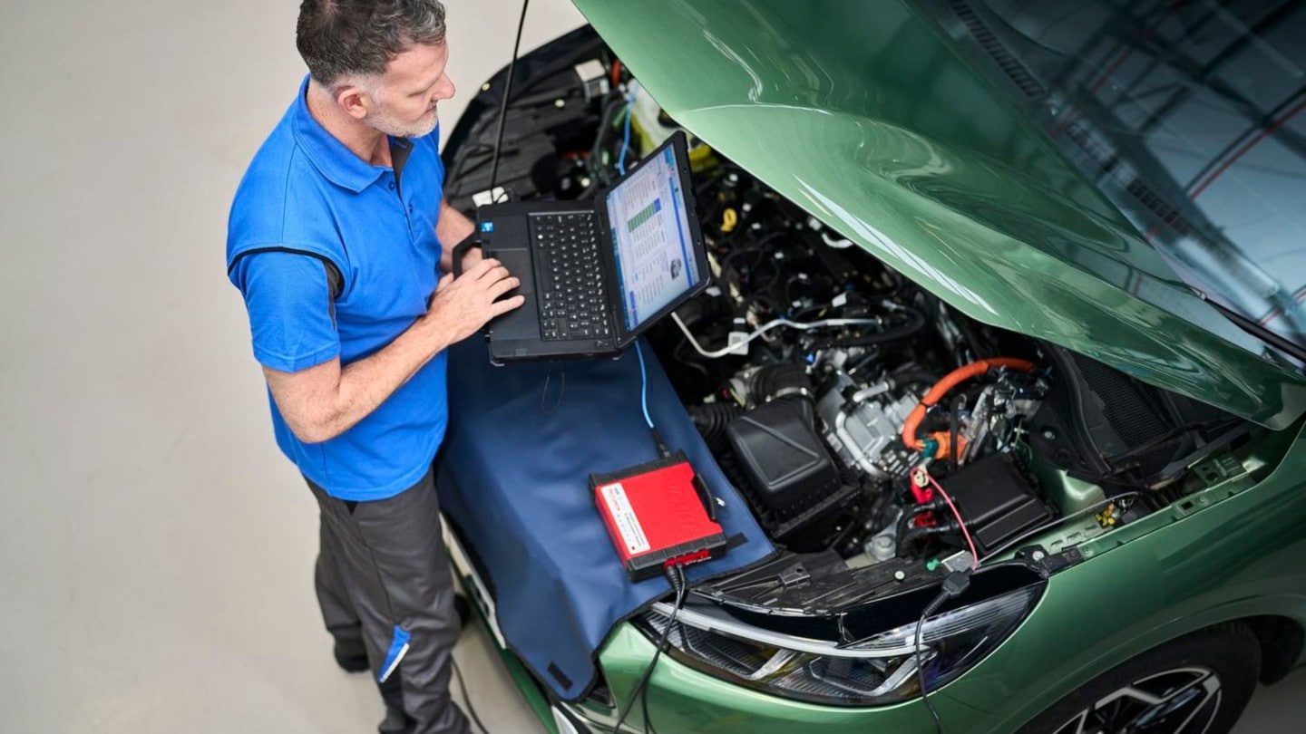 Técnico da Ford a verificar o banco de diagnóstico