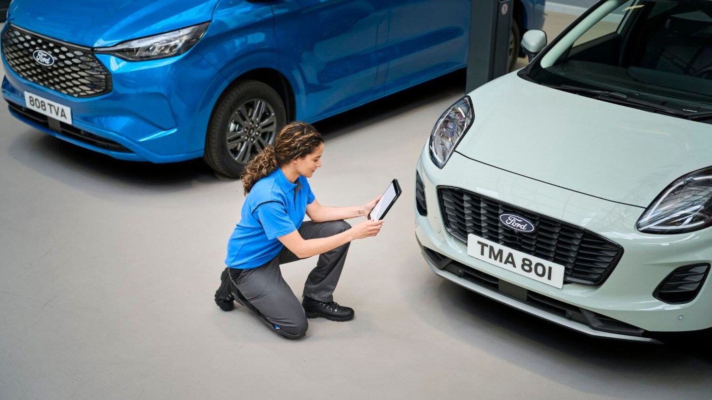 Técnico da Ford verificando a inspeção técnica de um Puma em um tablet