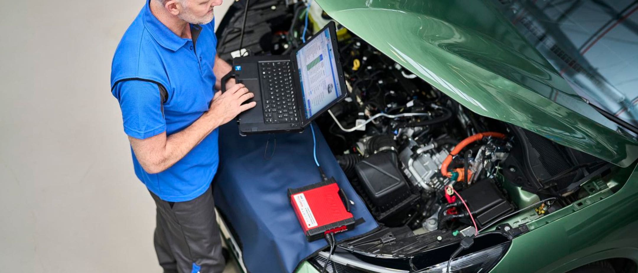 Técnico da Ford a verificar o banco de diagnóstico