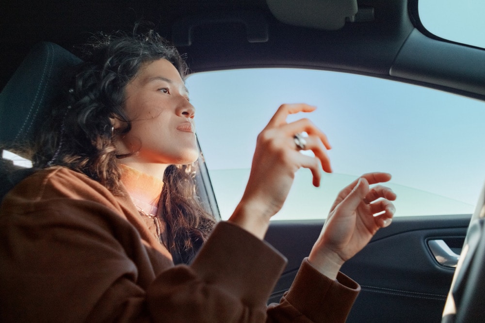 Mulher a conduzir com a tecnologia Ford BlueCruise 