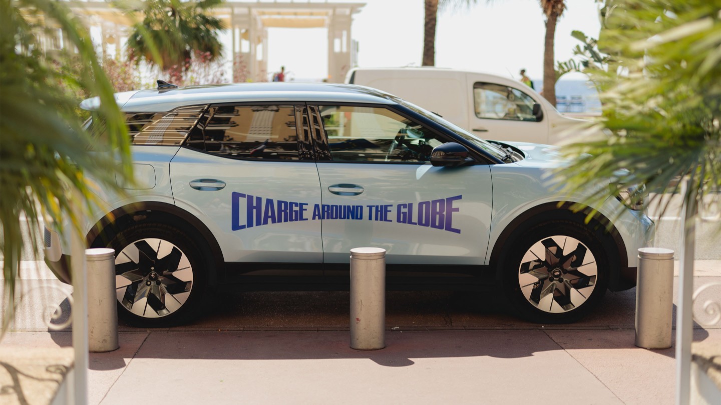 Charge Around The Globe Ford Explorer elétrico