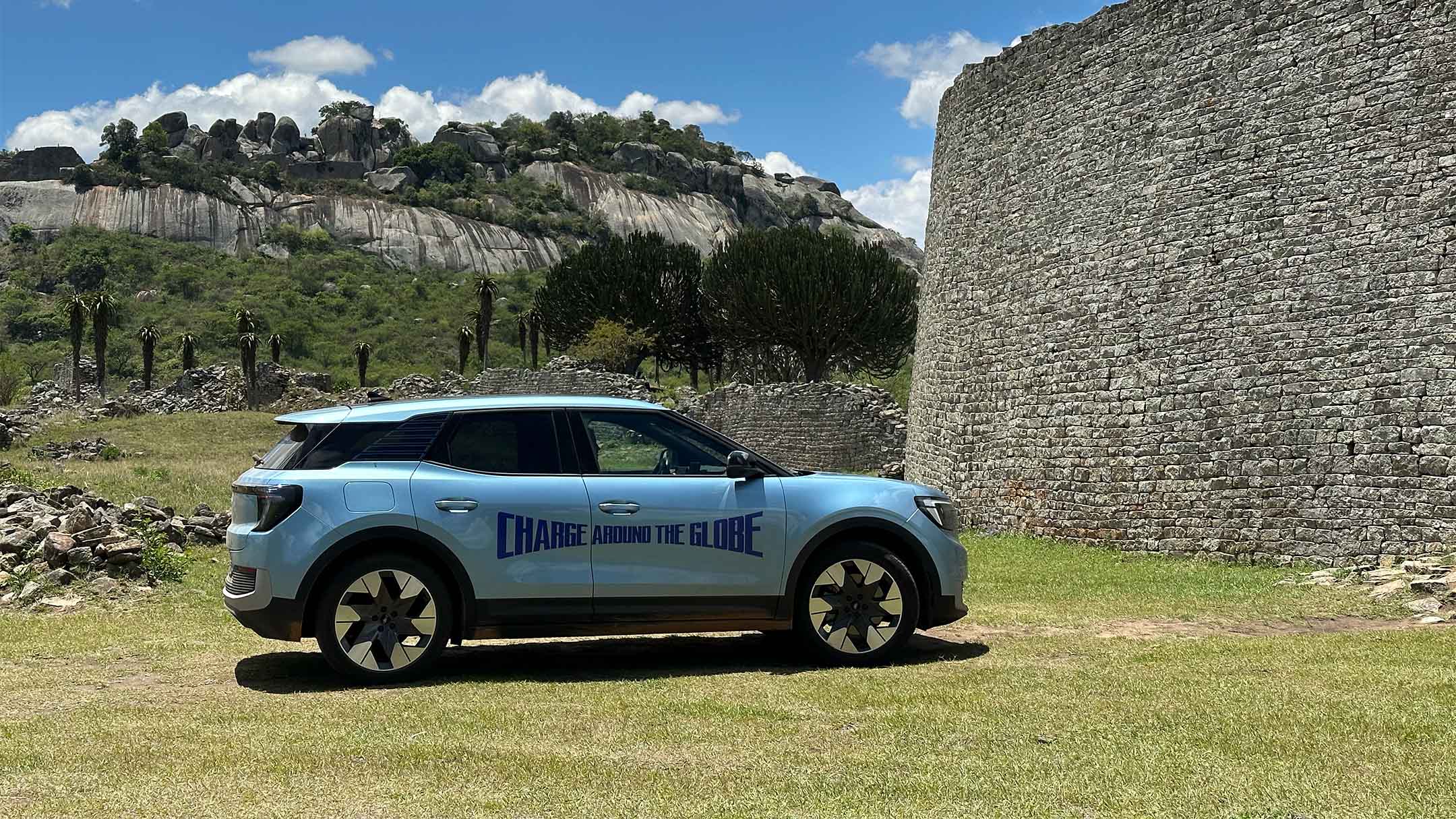 O Ford Explorer ergue-se entre as ruínas