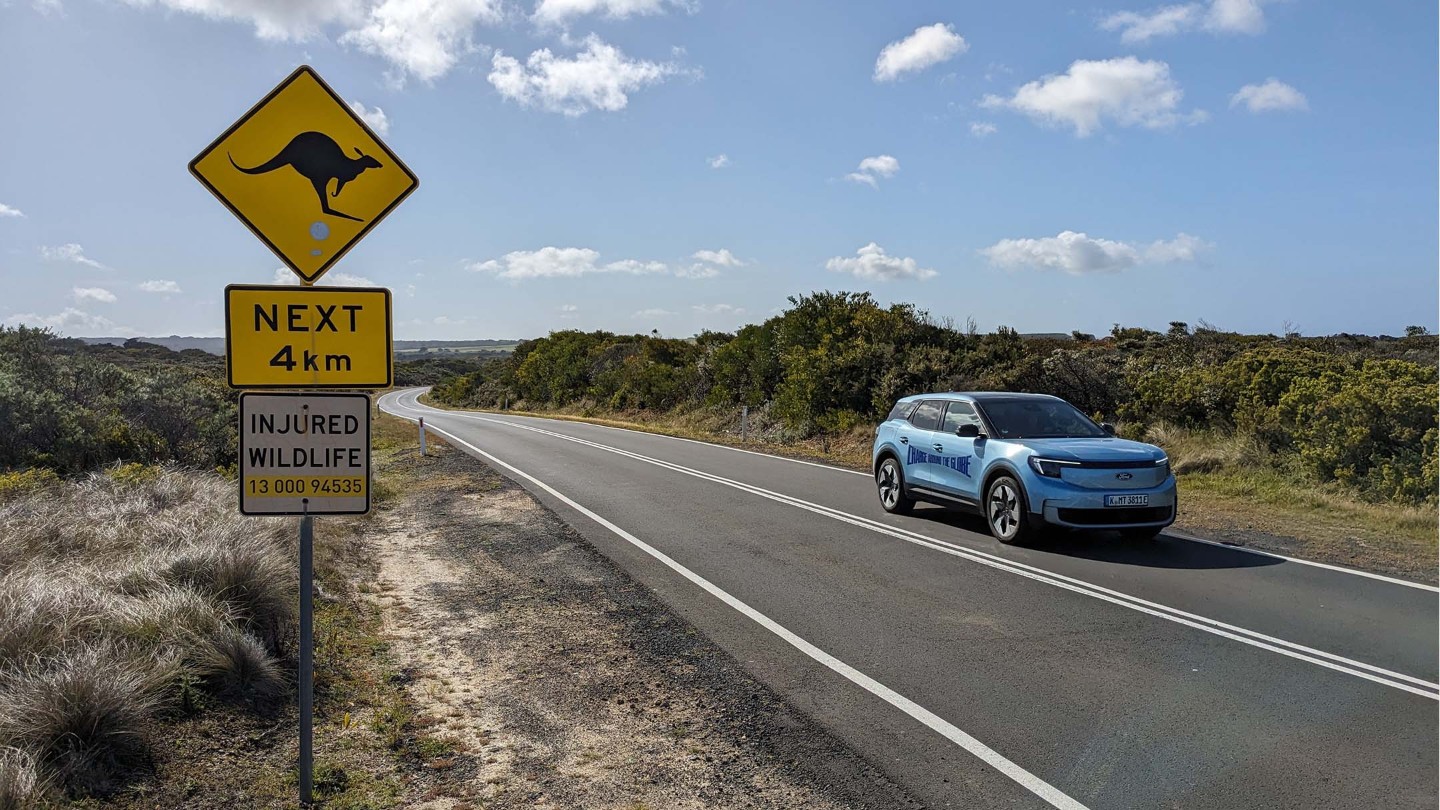 Lexie e o Ford Explorer a conduzir ao longo da Great Ocean Road