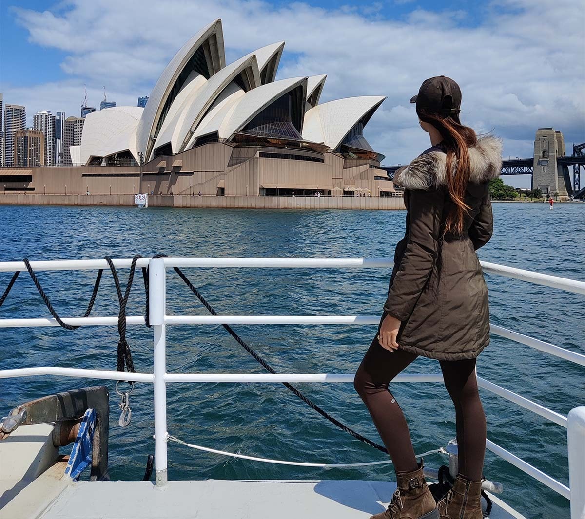 Lexie Limitless a admirar as vistas- Ópera de Sydney
