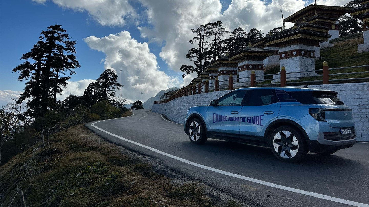 Esse curso avançado de formação de motoristas da Ford é útil quando Lexie manobra habilmente em declives acentuados de montanha.