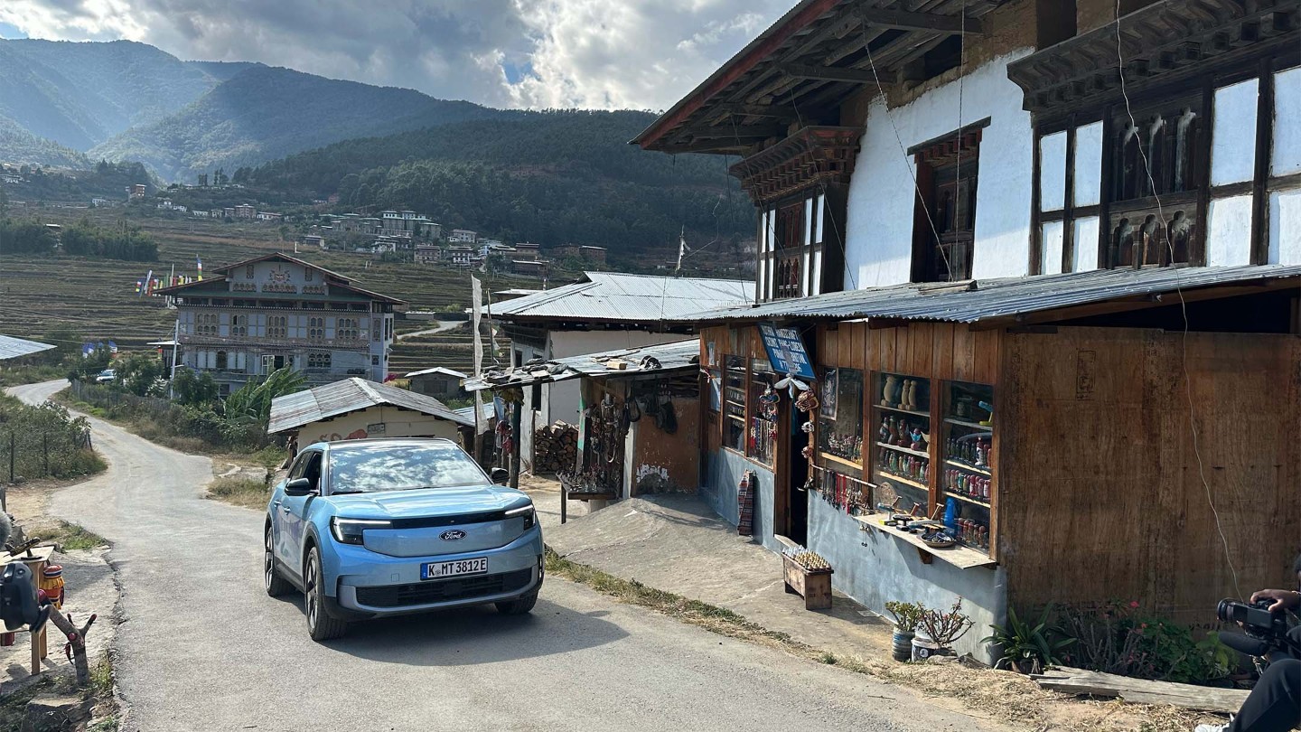O Ford Explorer elétrico contra um cenário mágico do Butão - um momento perfeito!