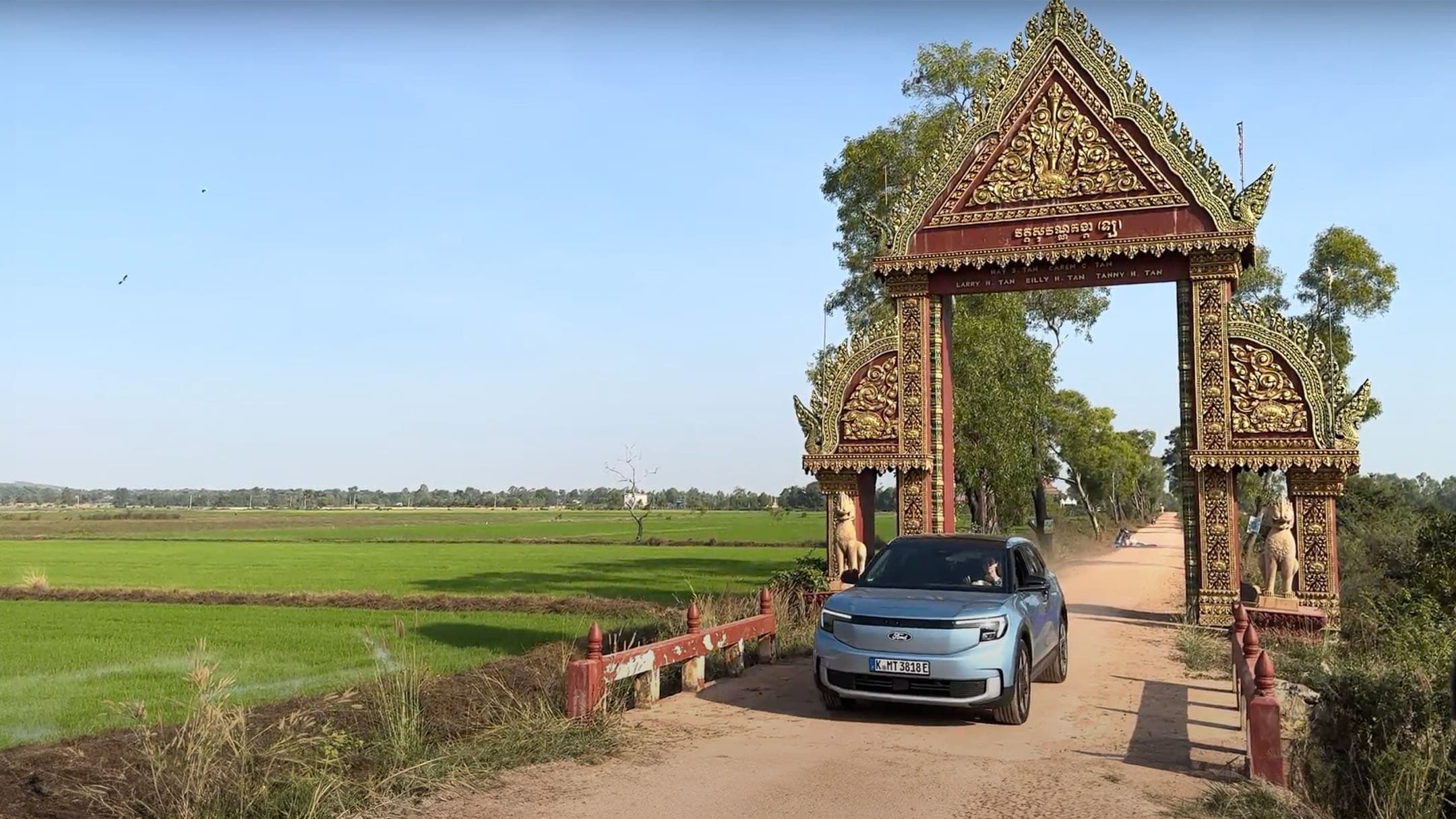 Ford Explorer dirigindo através de um portão no Camboja