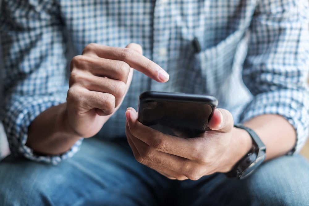 Homem a criar uma conta Ford num telemóvel