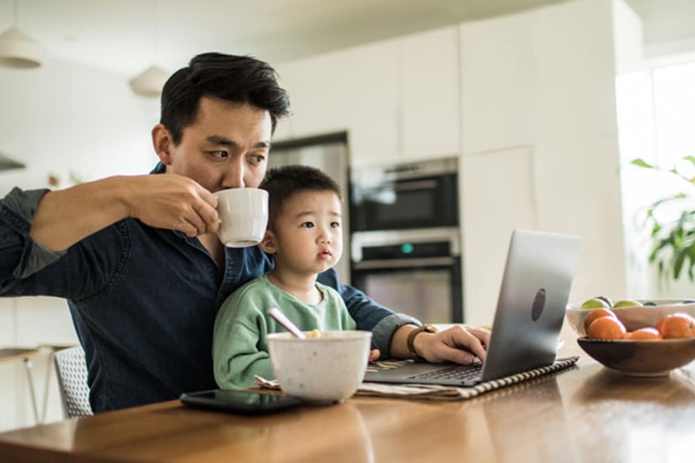 Homem a ver conta Ford online num portátil