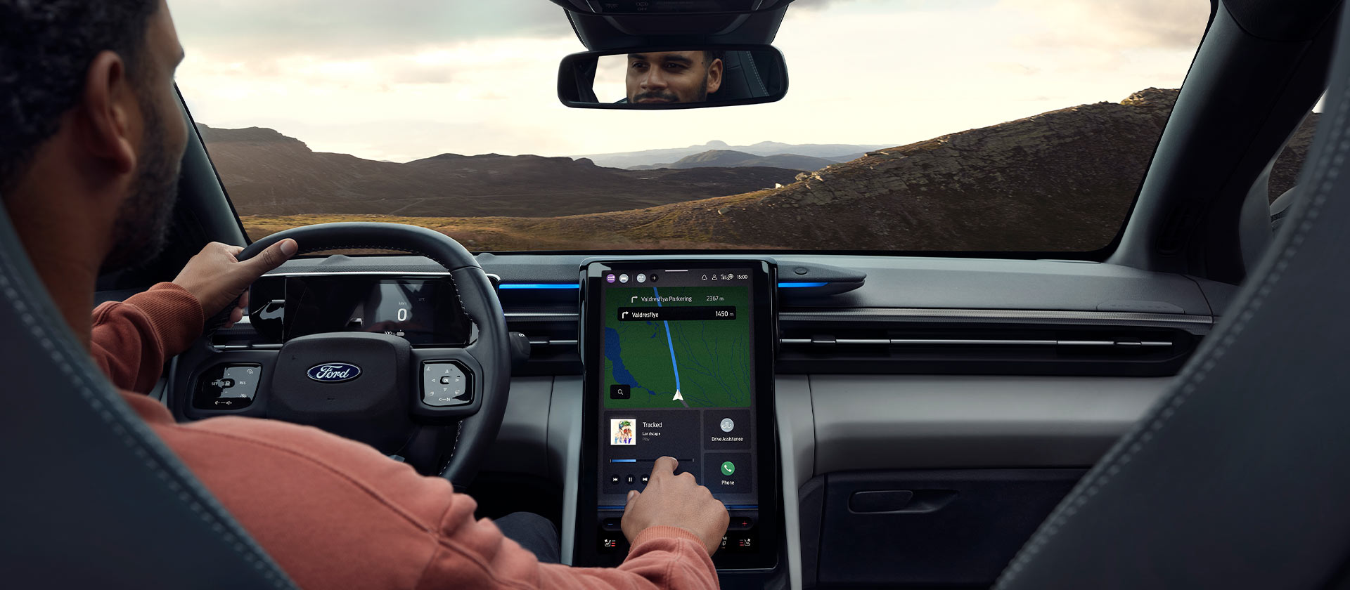 O interior do Ford EV apresenta ferramentas de navegação avançadas para otimizar a autonomia dos veículos elétricos e planear viagens.
