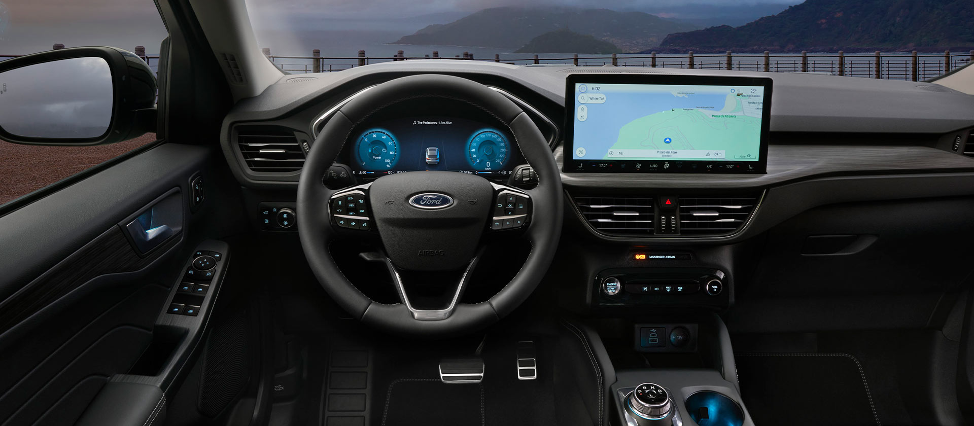 Interior de um carro híbrido auto-carregável da Ford e tela de navegação no veículo.