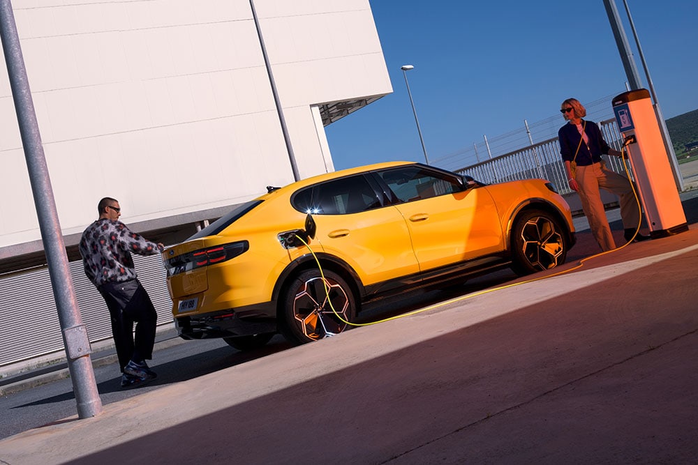 Ford Capri amarelo a carregar numa estação de carregamento público