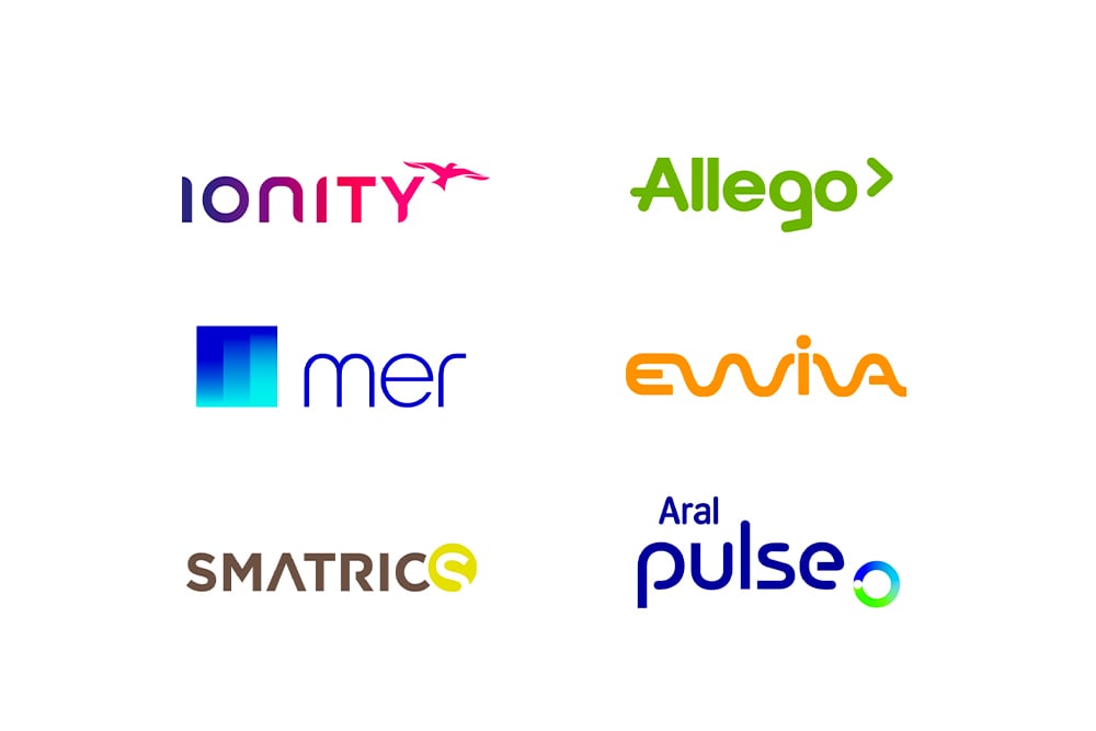 Logótipos de redes de carregamento de veículos elétricos que oferecem Plug &Charge, incluindo Ionity, Allego, Mer, Ewiva, Smatrics e Aral Pulse.