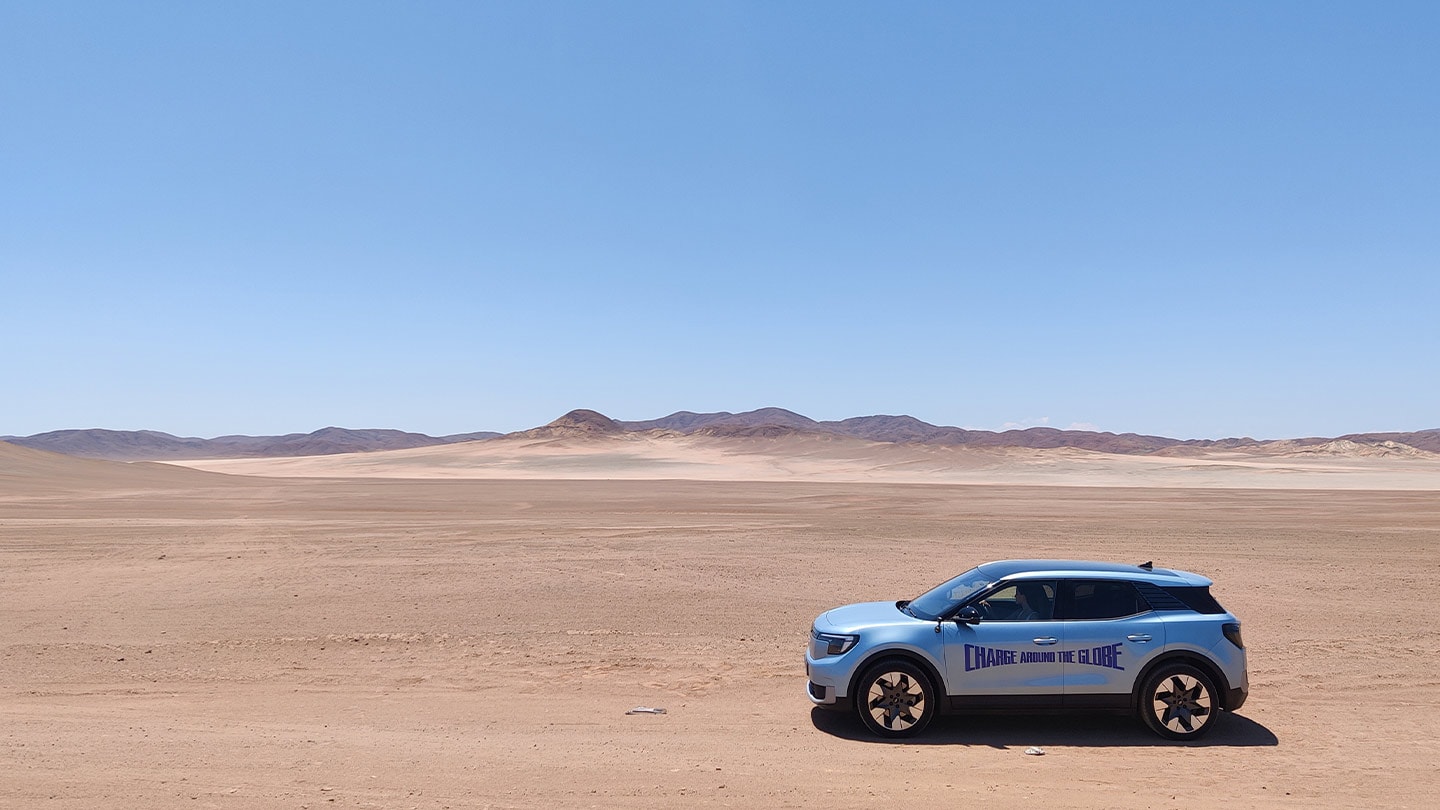 O Ford Explorer elétrico dirigindo pelo deserto durante o desafio Charge Around the Globe.