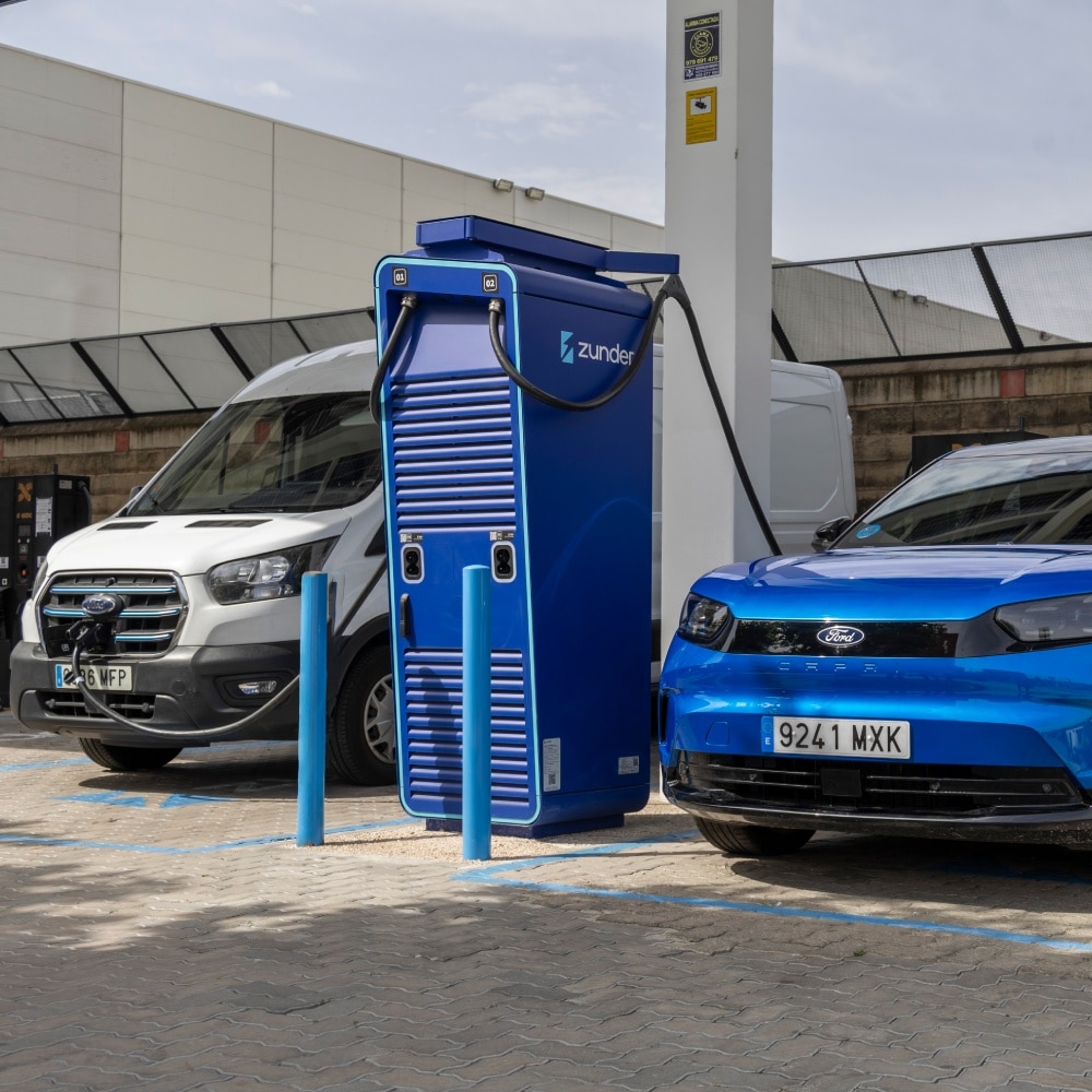 Ford E-Transit e Ford Capri carregandose com Zunder
