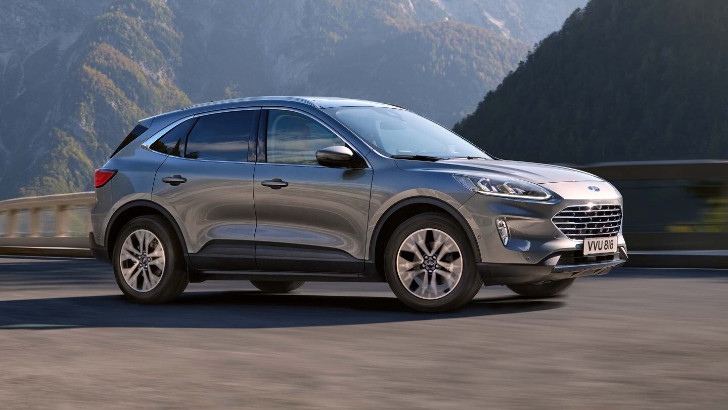 Ford Kuga azul prateado a circular na natureza Silver Blue Ford Kuga driving in the nature