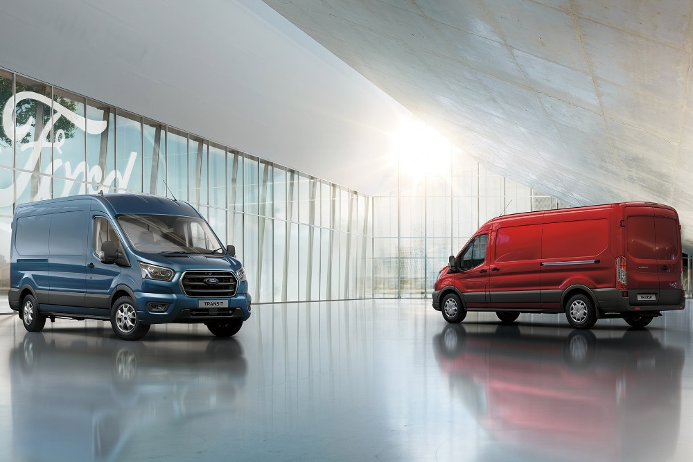 Dois veículos comerciais Ford estacionados
