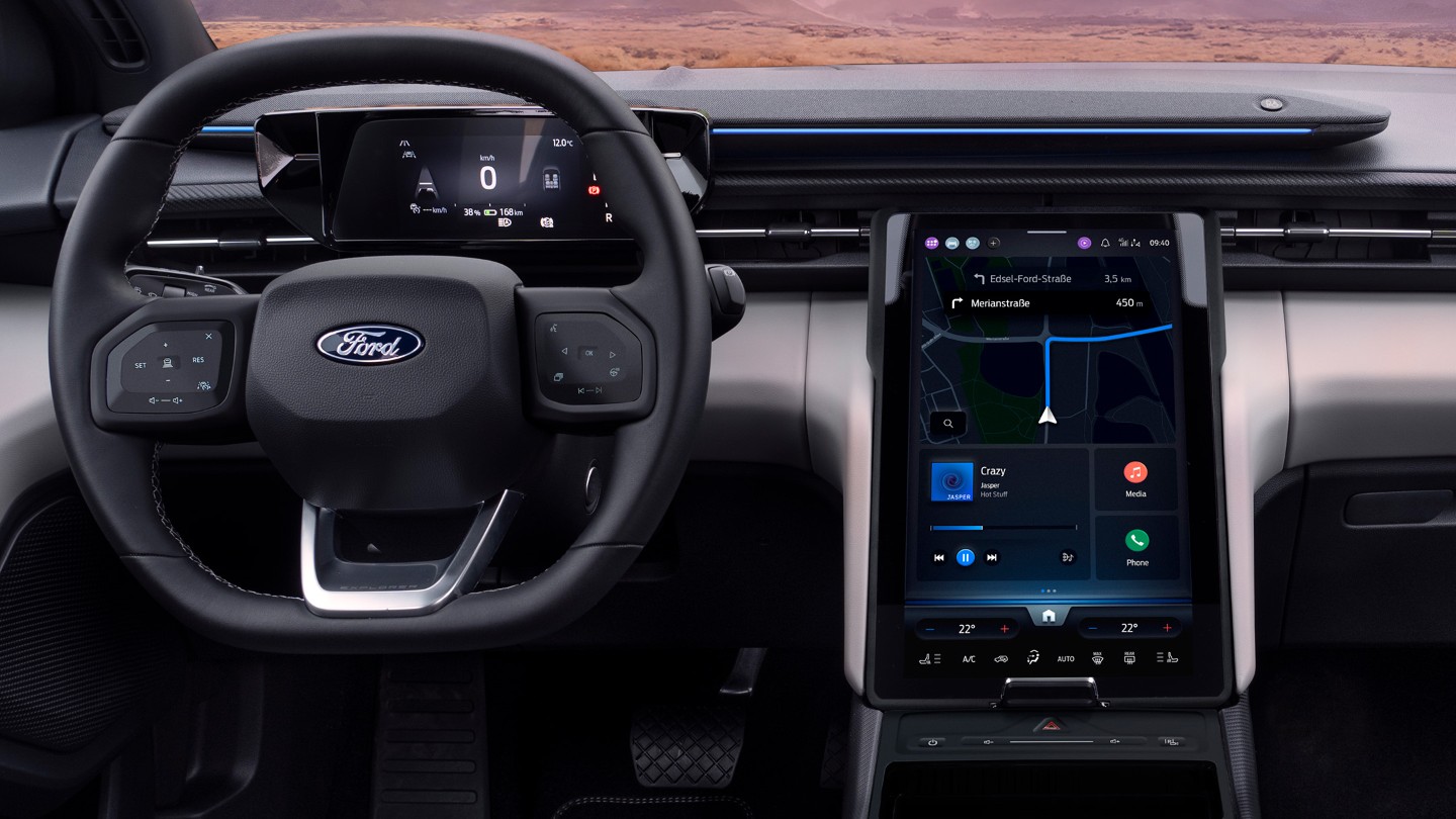 Interior do Ford Explorer totalmente elétrico, que mostra o volante e o ecrã tátil SYNC Move.