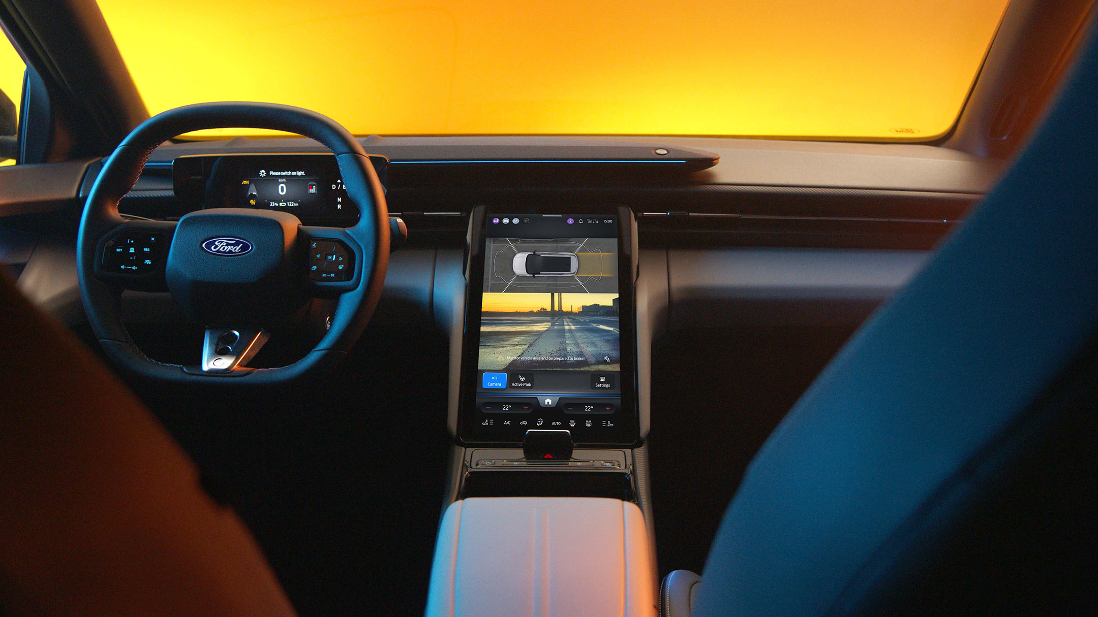 Interior do Ford Capri totalmente elétrico, que mostra o volante e o ecrã tátil SYNC Move.