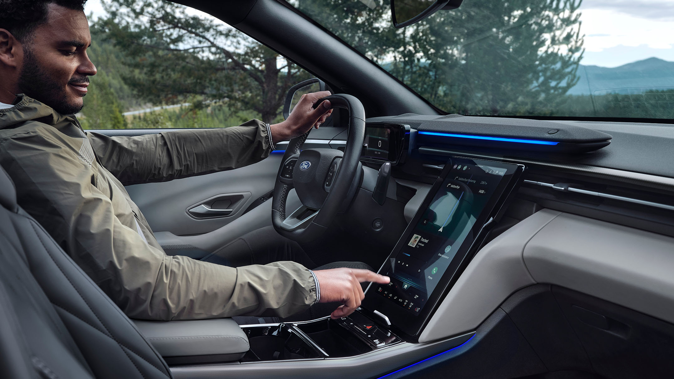 Homem sentado no banco do condutor do Ford Explorer, a interagir com o ecrã tátil grande do SYNC.