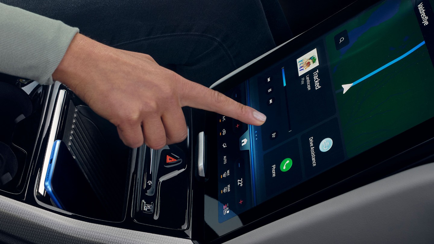 Mulher a interagir com o grande ecrã táctil SYNC no Ford Explorer.