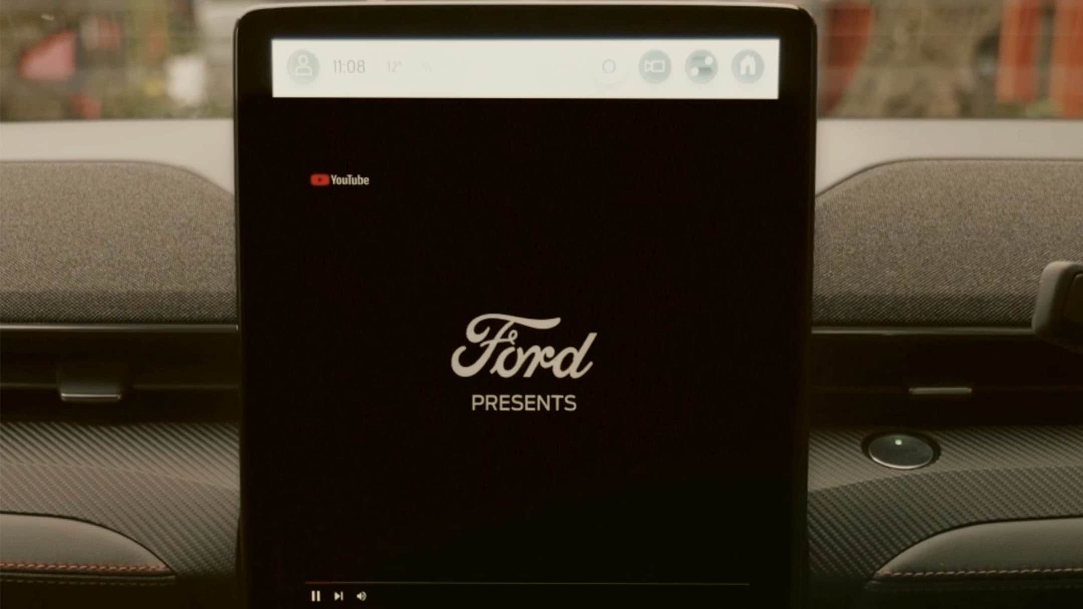 Um ecrã de informação e lazer da Ford com o logótipo da Ford e “Ford Presents”.