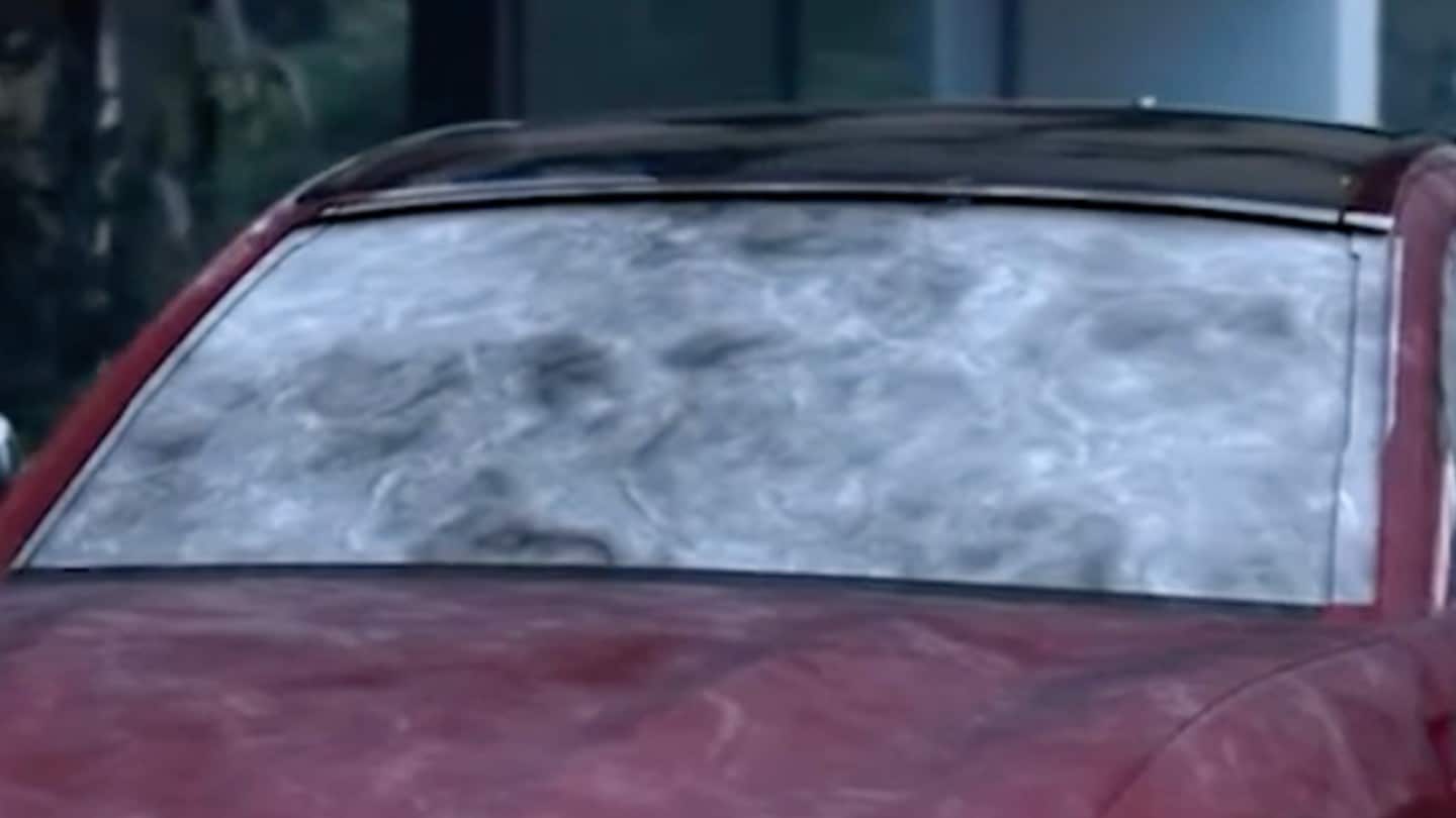 Grande plano do para-brisas gelado de um Ford Mustang Mach-E durante o inverno.