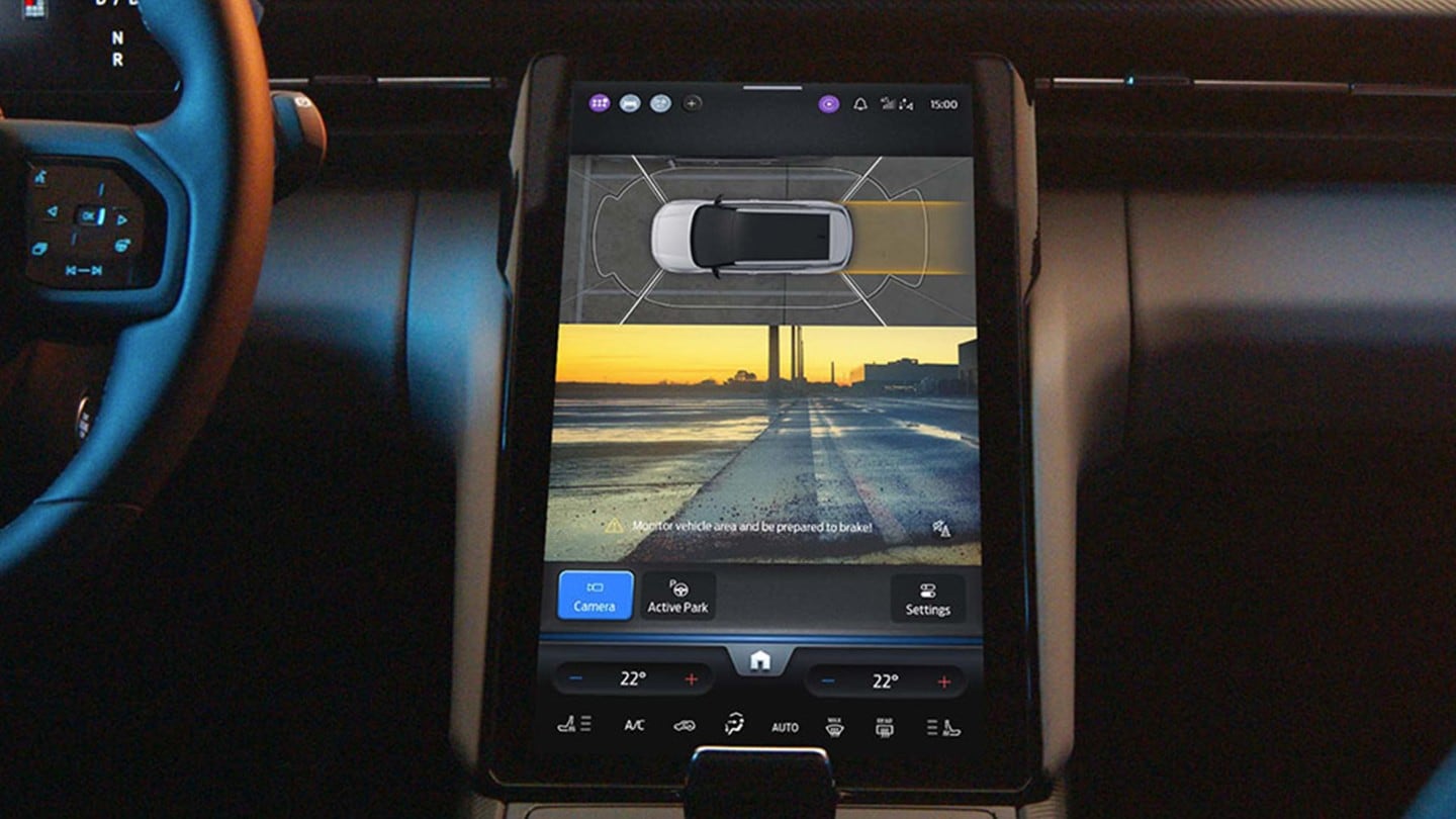 Grande plano do ecrã táctil SYNC no Ford Explorer, que mostra a câmara 360° a ser utilizada no ecrã.