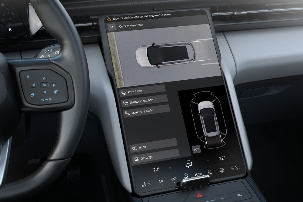 Grande plano do ecrã táctil SYNC no Ford Explorer, que mostra a câmara 360° a ser utilizada no ecrã.