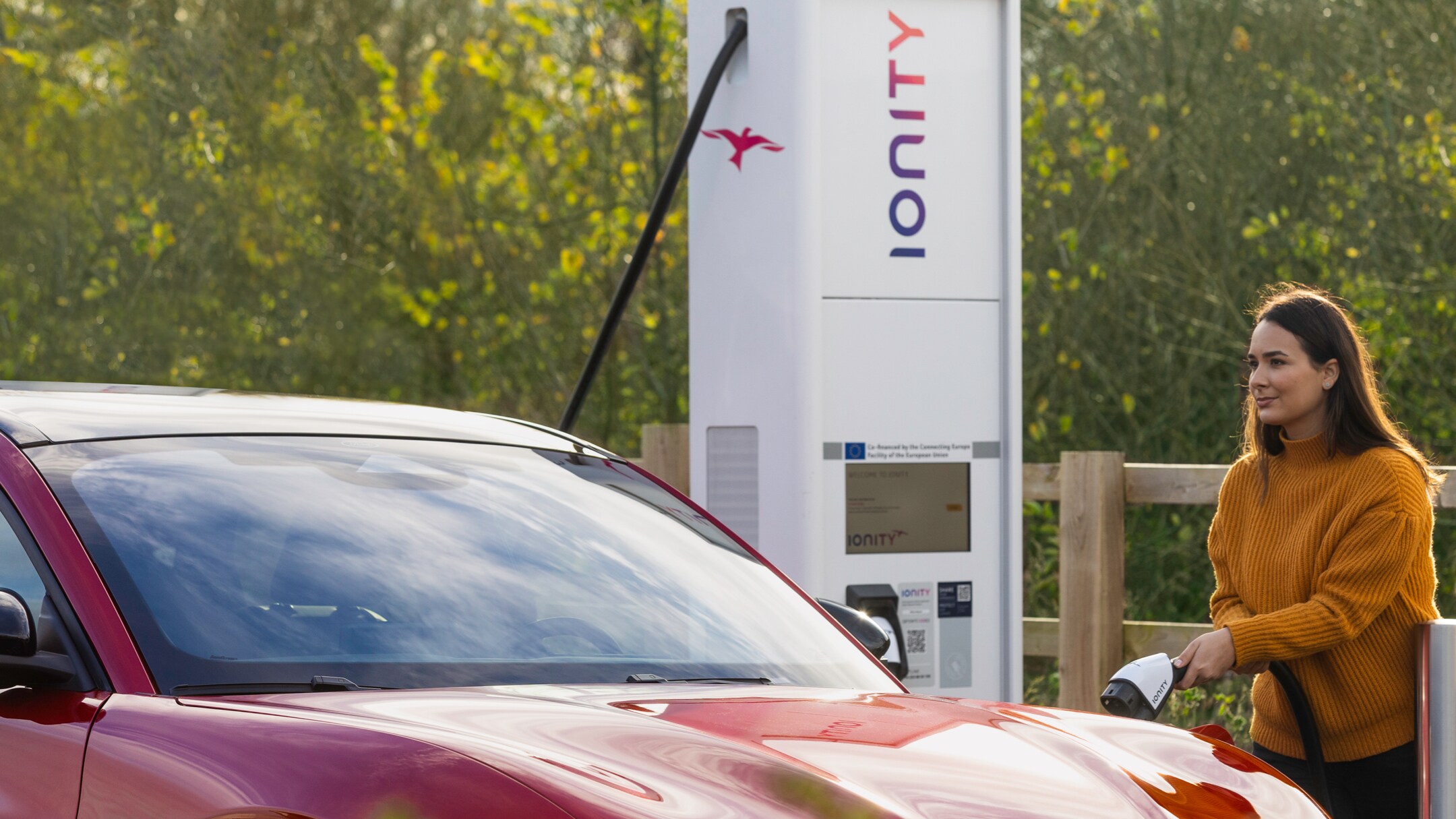BlueOval™ charge network carrega com a ionity