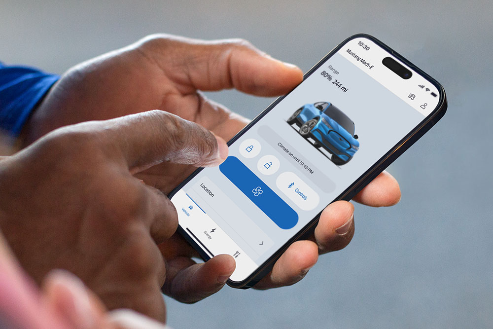 Imagem de iPhone em grande plano a mostrar a FordPass app, com imagem de Ford Mustang Mach-E e vários botões da app.