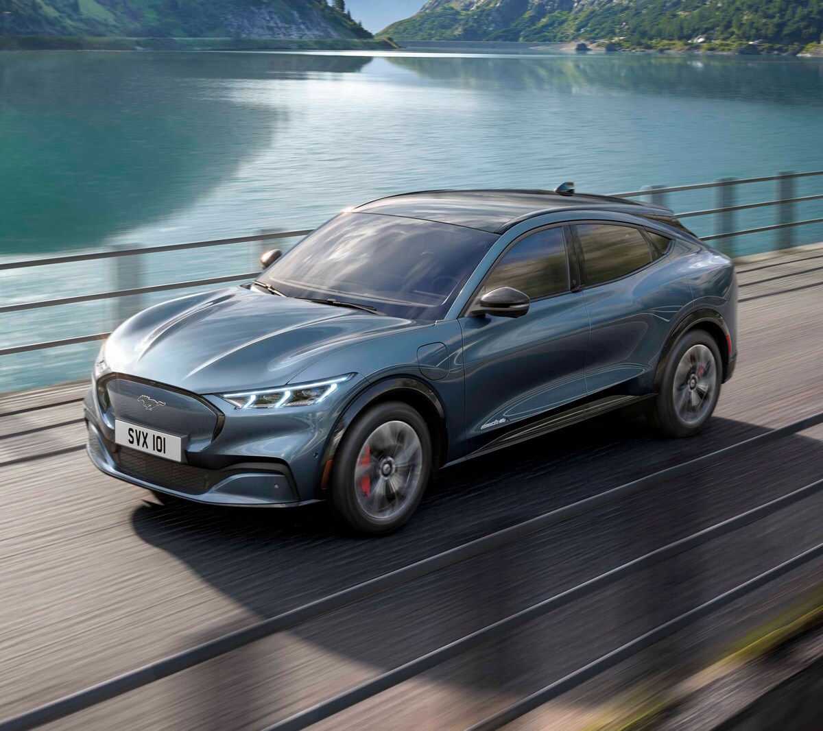 Ford Mustang Mach-E SUV elétrico azul ao lado de um rio 