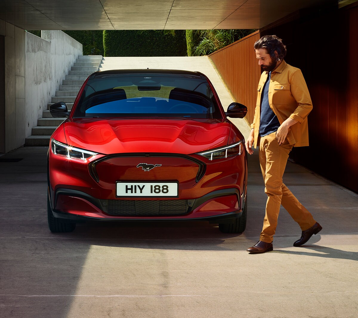 Ford Mustang Mach-E SUV elétrico estacionado na garagem