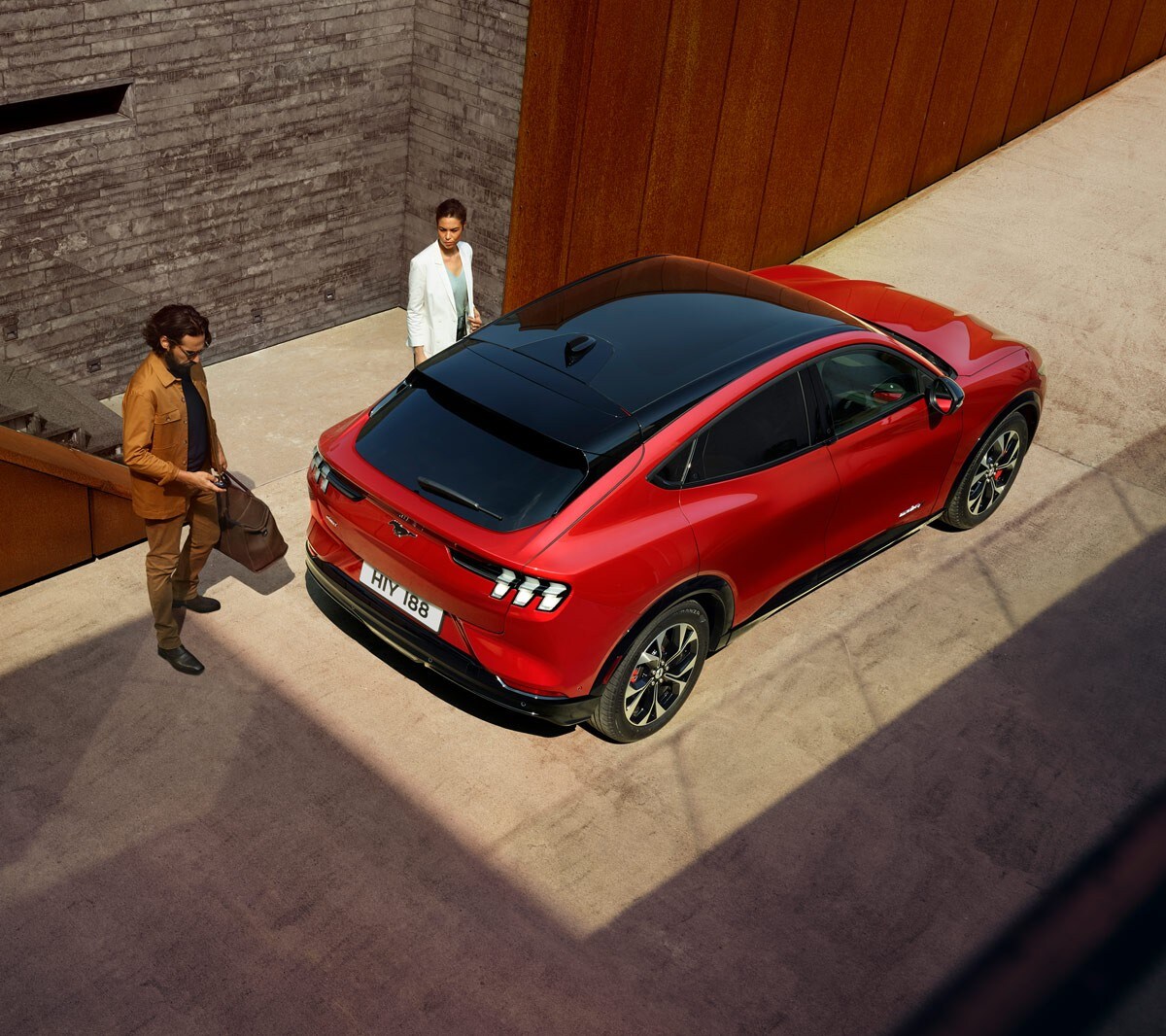 Ford Mustang Mach-E SUV estacionado à frente de uma casa