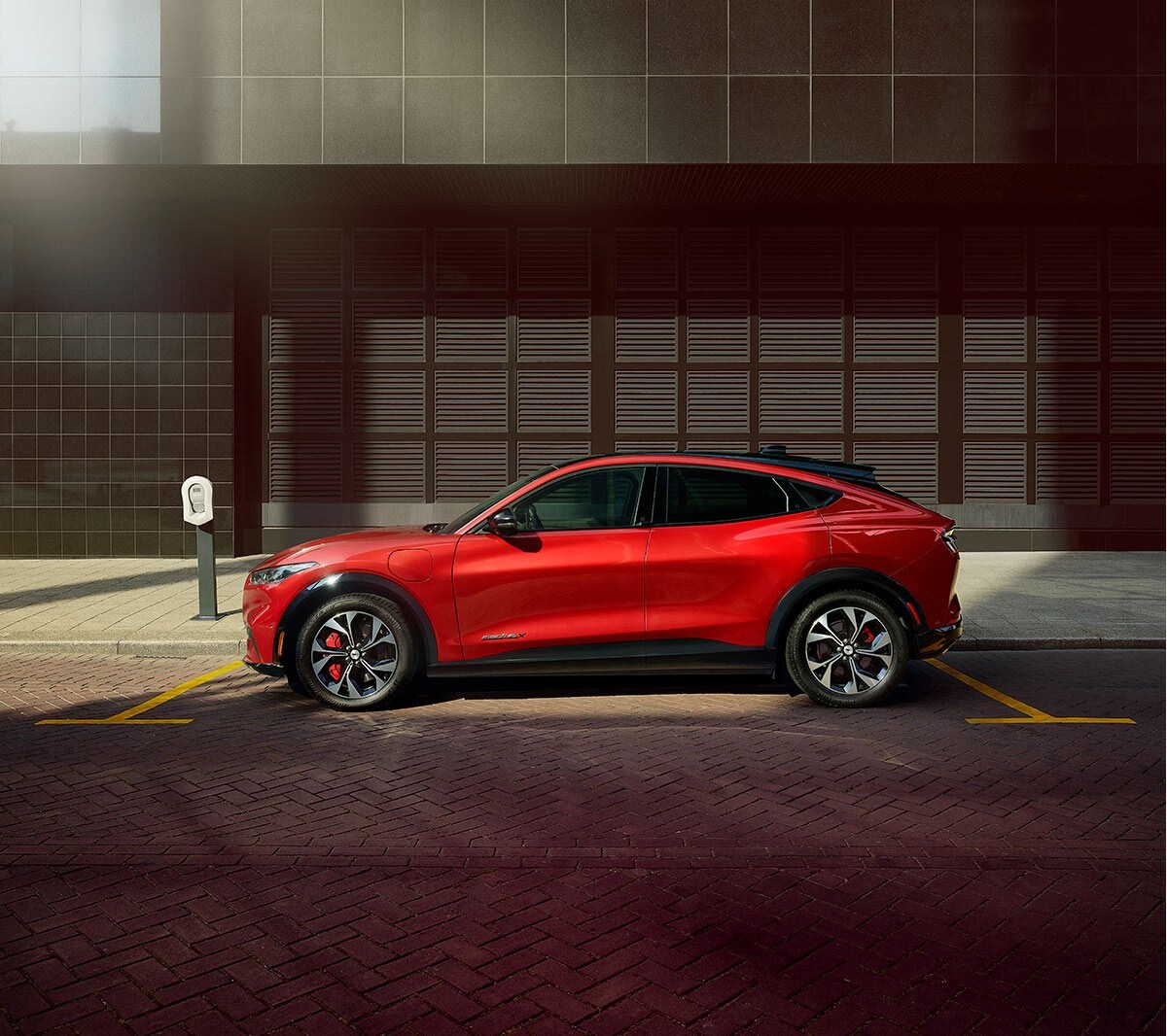 Ford Mustang Mach-E SUV elétrico vista lateral