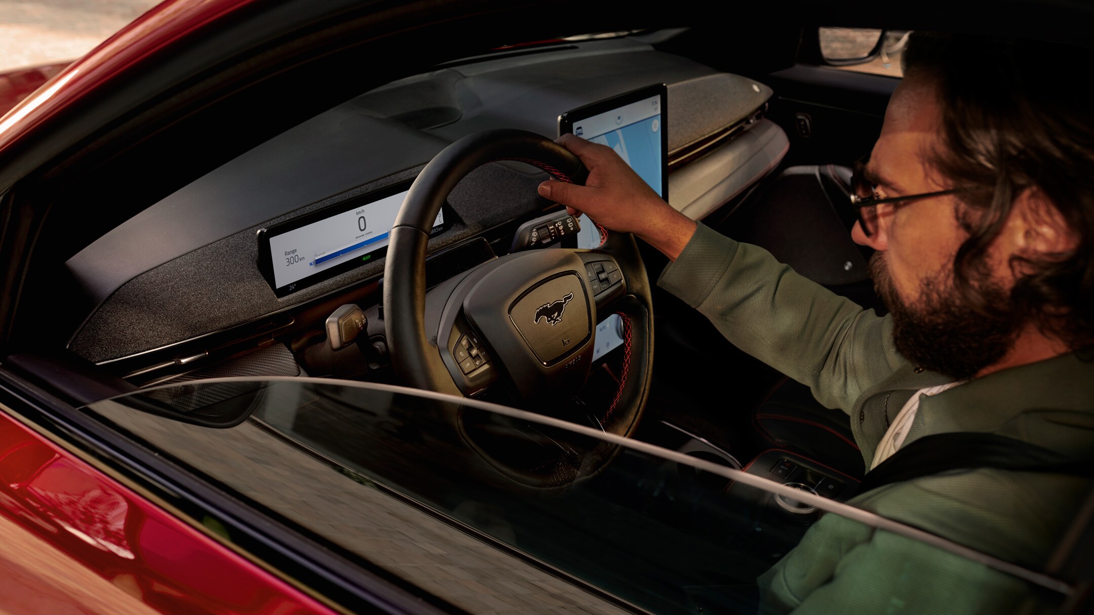 Vista exterior de um condutor no Ford Mustang Mach-E SUV elétrico