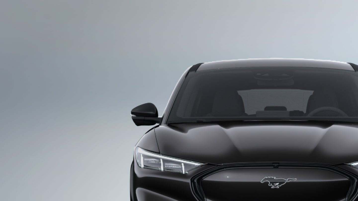 Vista frontal de um Ford Mustang Mach-E preto.