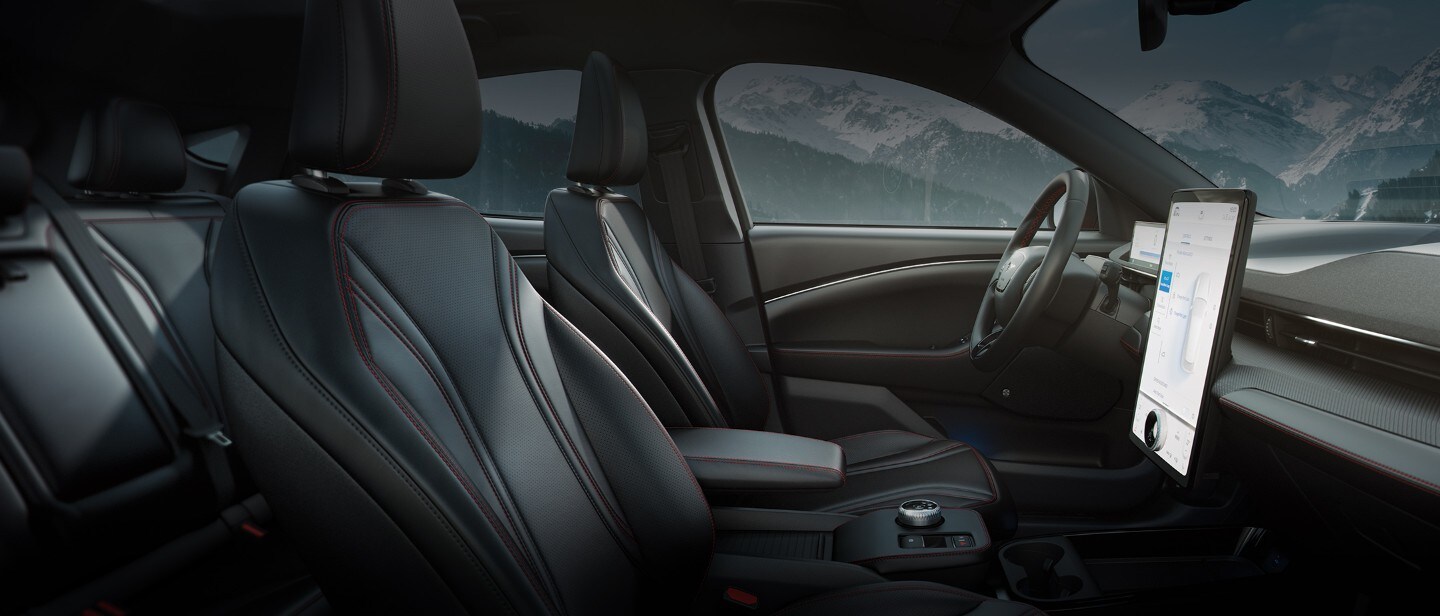 Novo Ford Mustang Mach-E cabine interior com bancos e ecrã SYNC 