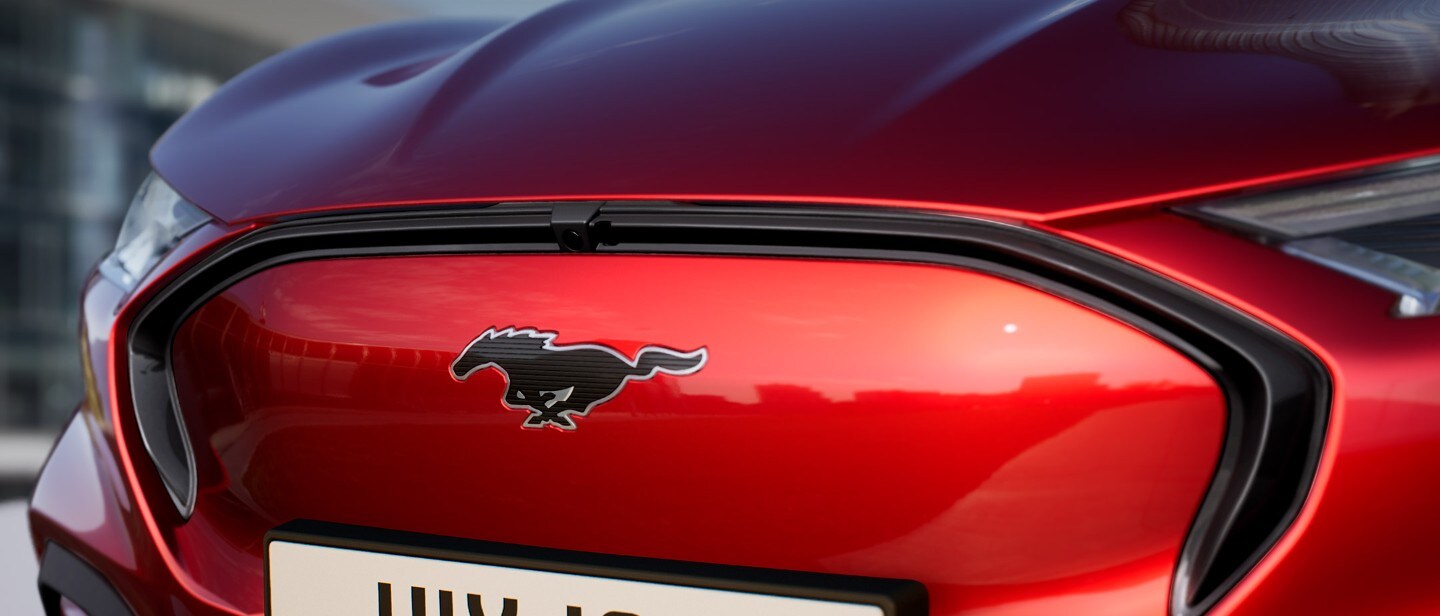 Vista frontal do icónico logotipo Mustang no Novo Mustang Mach-E