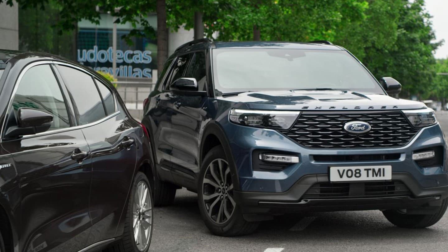 SUV Híbrido Ford Explorer a estacionar ao lado de outro carro (video)